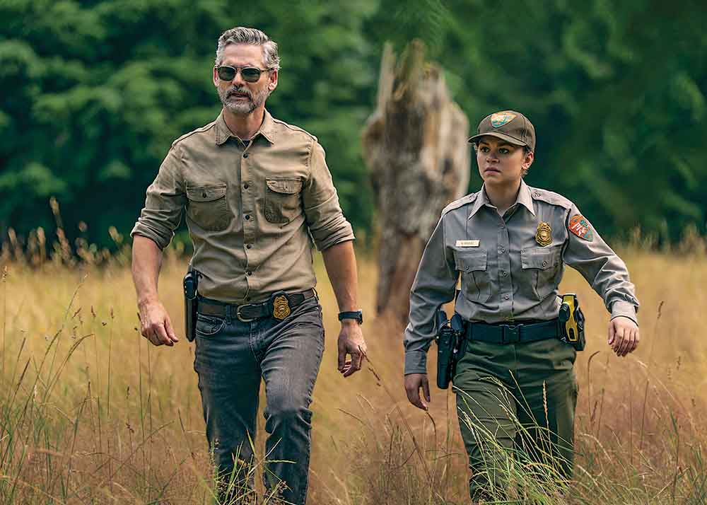 Untamed on Netflix. Pictured: Special agent Kyle Turner (Eric Bana) and Yosemite park ranger Naya Vasquez (Lily Santiago).