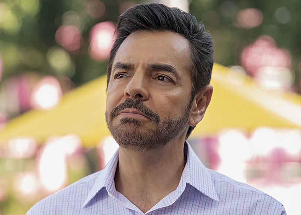 Modern-day Máximo (Eugenio Derbez)
