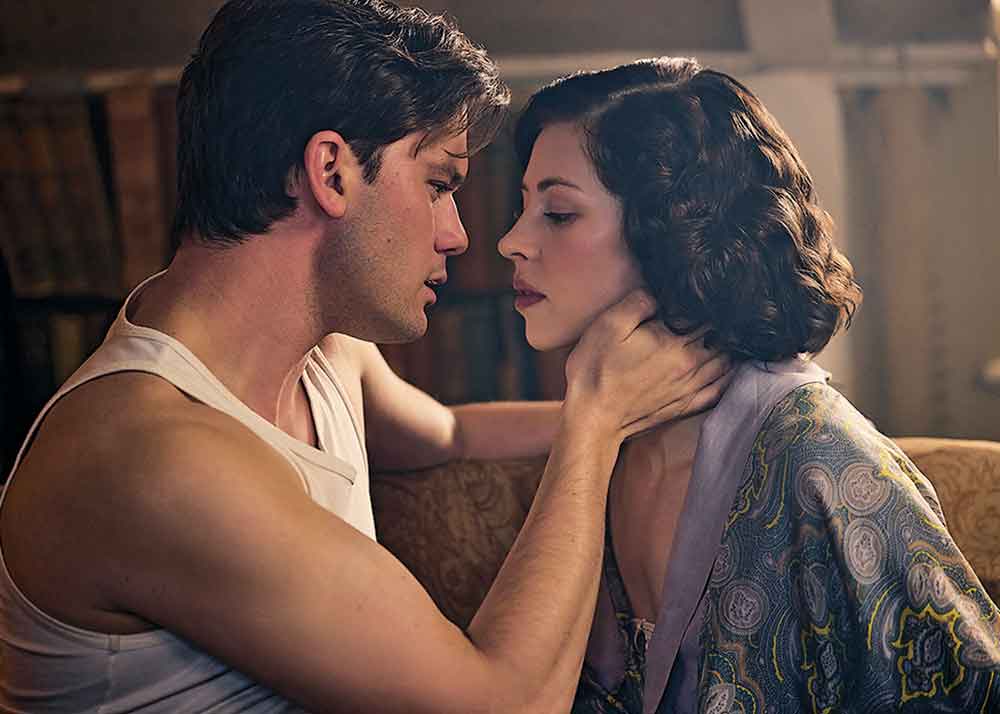 Outlander: Blood of My Blood on Starz 1 & Starz 2. Pictured: Claire’s parents, Henry Beauchamp (Jeremy Irvine) and Julia Moriston (Hermione Corfield).